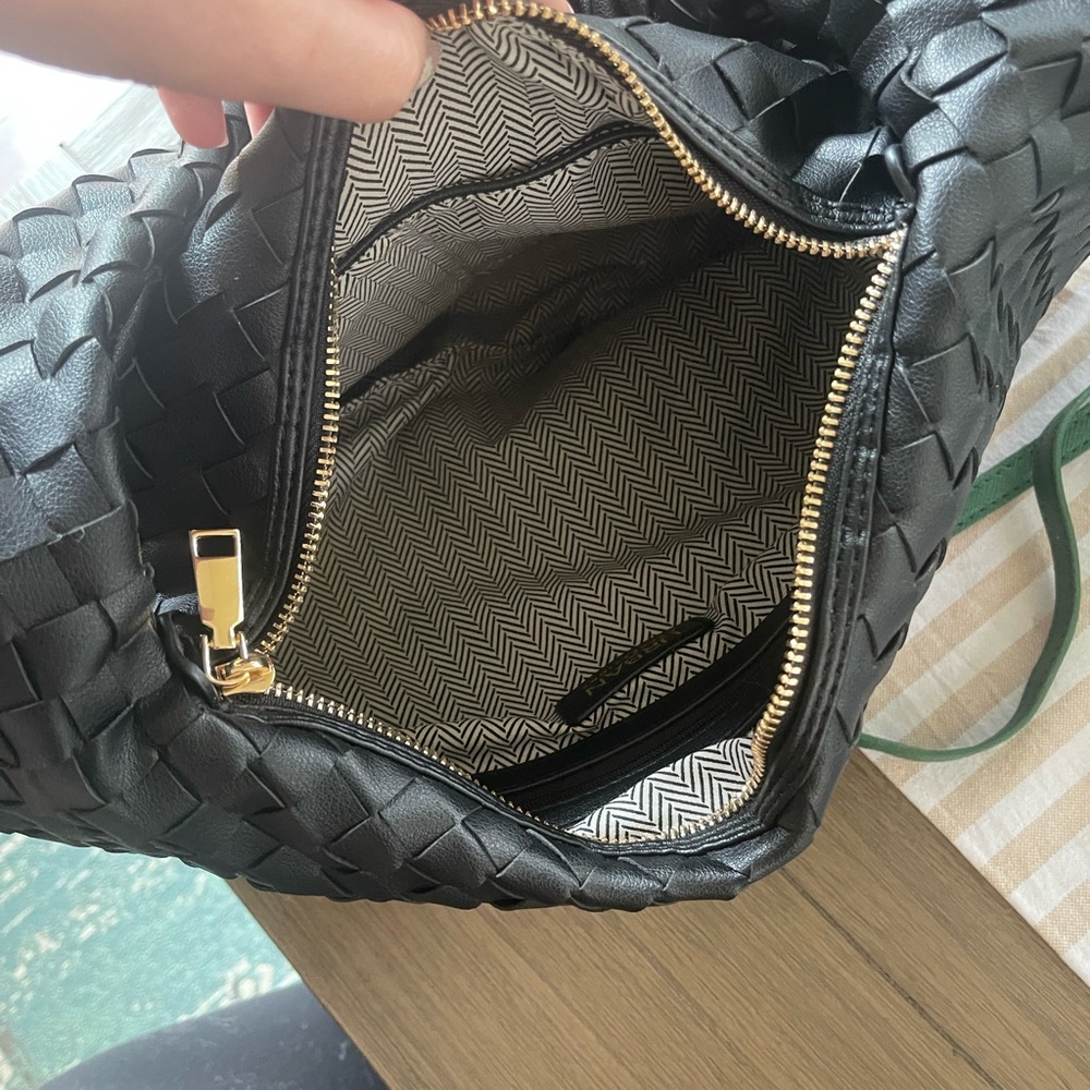 Elegant Black Woven Women's Bag - Picture 3 of 3